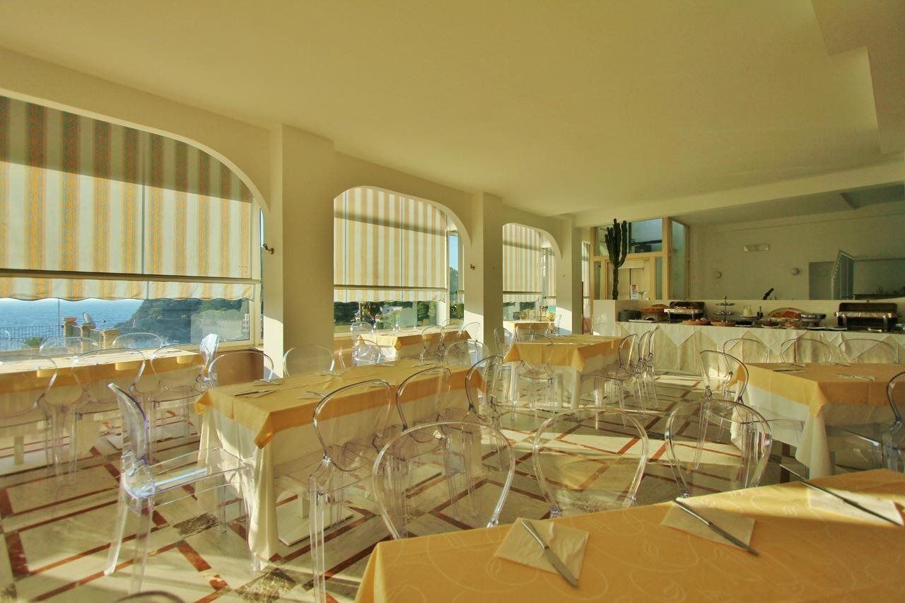 Baia Azzurra Hotel 4*